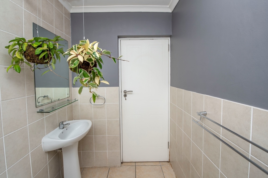 1 Bedroom Property for Sale in Silver Oaks Western Cape